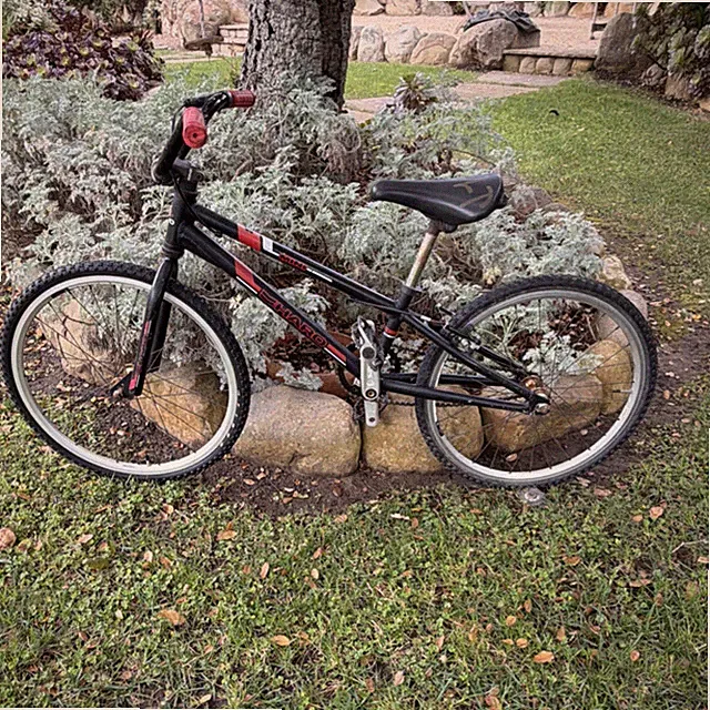 Haro F2 BMX Bike 26 in Black/Red 1-Speed No Suspension Aluminum Caliper